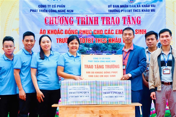 TRAO TẶNG “MÙA ĐÔNG ẤP ÁP” ĐẾN CÁC EM HỌC SINH TRƯỜNG PTDTBT THCS SỦNG TRÀ VÀ PTDTBT THCS KHÂU VAI